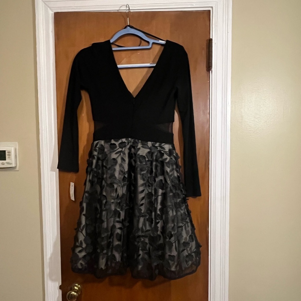 Xscape V neck front and back longsleeve Dress Size 2